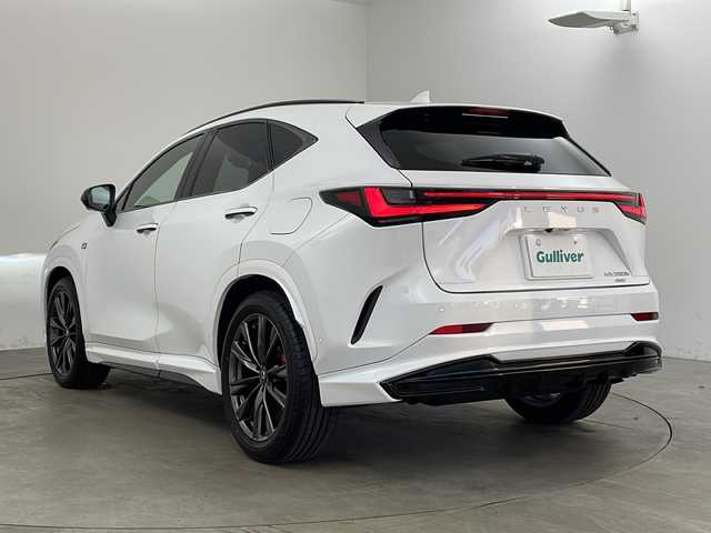 レクサス ＮＸ 350h Fスポーツ 兵庫県 2023(令5)年 0.4万km ホワイトノーヴァガラスフレーク ・4WD/・マークレビンソン/・ムーンルーフ/・TRDエアロ/・Lexus Teammate/・アドバンスドパーク/・Lexus Safety System ＋/・プリクラッシュセーフティ/・緊急時操舵支援（アクティブ操舵機能）/・レーンディバチャーアラート/・フロントクロストラフィックアラート/・オートマチックハイビーム/・アダプティブハイビームシステム/・レーダークルーズコントロール/・先行車発進告知機能/・誤発進抑制機能/・クリアランスソナー/・純正14インチナビ＆フルセグ＆BT＆USB＆Miracast/・パノラマミックビューモニター/・デジタルインナーミラー/・ハンズフリー機能付きパワーバックドア/・BSM/・HUD/・赤革シート/・前席シートヒーター/・前席ベンチレーション/・ステアリングヒーター/・ステアリングスイッチ/・ビルトインETC2.0/・AC100V/・電動パーキング/・社外レーダー/・オートホールド/・電動パーキング/・パドルシフト/・スマートキー/・スペアキー/・プッシュスタート/・3眼LED/・フォグ/・純正20インチアルミホイール