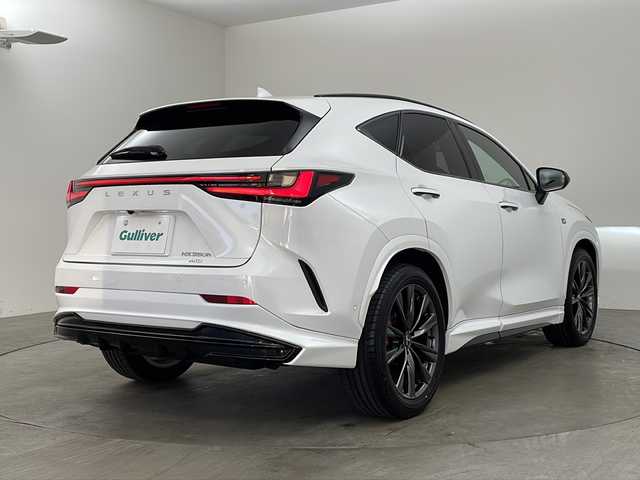 レクサス ＮＸ 350h Fスポーツ 兵庫県 2023(令5)年 0.4万km ホワイトノーヴァガラスフレーク ・4WD/・マークレビンソン/・ムーンルーフ/・TRDエアロ/・Lexus Teammate/・アドバンスドパーク/・Lexus Safety System ＋/・プリクラッシュセーフティ/・緊急時操舵支援（アクティブ操舵機能）/・レーンディバチャーアラート/・フロントクロストラフィックアラート/・オートマチックハイビーム/・アダプティブハイビームシステム/・レーダークルーズコントロール/・先行車発進告知機能/・誤発進抑制機能/・クリアランスソナー/・純正14インチナビ＆フルセグ＆BT＆USB＆Miracast/・パノラマミックビューモニター/・デジタルインナーミラー/・ハンズフリー機能付きパワーバックドア/・BSM/・HUD/・赤革シート/・前席シートヒーター/・前席ベンチレーション/・ステアリングヒーター/・ステアリングスイッチ/・ビルトインETC2.0/・AC100V/・電動パーキング/・社外レーダー/・オートホールド/・電動パーキング/・パドルシフト/・スマートキー/・スペアキー/・プッシュスタート/・3眼LED/・フォグ/・純正20インチアルミホイール