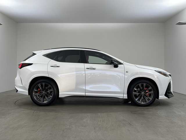 レクサス ＮＸ 350h Fスポーツ 兵庫県 2023(令5)年 0.4万km ホワイトノーヴァガラスフレーク ・4WD/・マークレビンソン/・ムーンルーフ/・TRDエアロ/・Lexus Teammate/・アドバンスドパーク/・Lexus Safety System ＋/・プリクラッシュセーフティ/・緊急時操舵支援（アクティブ操舵機能）/・レーンディバチャーアラート/・フロントクロストラフィックアラート/・オートマチックハイビーム/・アダプティブハイビームシステム/・レーダークルーズコントロール/・先行車発進告知機能/・誤発進抑制機能/・クリアランスソナー/・純正14インチナビ＆フルセグ＆BT＆USB＆Miracast/・パノラマミックビューモニター/・デジタルインナーミラー/・ハンズフリー機能付きパワーバックドア/・BSM/・HUD/・赤革シート/・前席シートヒーター/・前席ベンチレーション/・ステアリングヒーター/・ステアリングスイッチ/・ビルトインETC2.0/・AC100V/・電動パーキング/・社外レーダー/・オートホールド/・電動パーキング/・パドルシフト/・スマートキー/・スペアキー/・プッシュスタート/・3眼LED/・フォグ/・純正20インチアルミホイール