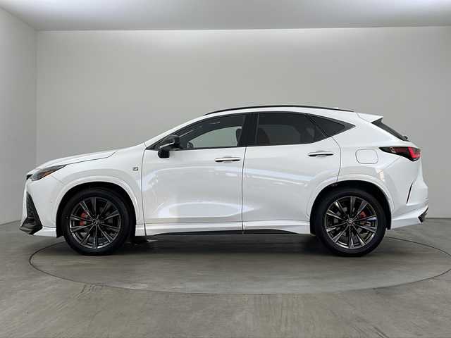 レクサス ＮＸ 350h Fスポーツ 兵庫県 2023(令5)年 0.4万km ホワイトノーヴァガラスフレーク ・4WD/・マークレビンソン/・ムーンルーフ/・TRDエアロ/・Lexus Teammate/・アドバンスドパーク/・Lexus Safety System ＋/・プリクラッシュセーフティ/・緊急時操舵支援（アクティブ操舵機能）/・レーンディバチャーアラート/・フロントクロストラフィックアラート/・オートマチックハイビーム/・アダプティブハイビームシステム/・レーダークルーズコントロール/・先行車発進告知機能/・誤発進抑制機能/・クリアランスソナー/・純正14インチナビ＆フルセグ＆BT＆USB＆Miracast/・パノラマミックビューモニター/・デジタルインナーミラー/・ハンズフリー機能付きパワーバックドア/・BSM/・HUD/・赤革シート/・前席シートヒーター/・前席ベンチレーション/・ステアリングヒーター/・ステアリングスイッチ/・ビルトインETC2.0/・AC100V/・電動パーキング/・社外レーダー/・オートホールド/・電動パーキング/・パドルシフト/・スマートキー/・スペアキー/・プッシュスタート/・3眼LED/・フォグ/・純正20インチアルミホイール