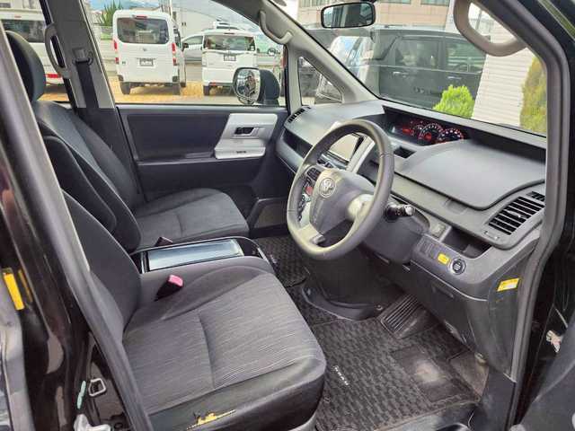 トヨタ ノア Si 岩手県 2011(平23)年 11.5万km ブラック 社外メモリナビ/Bluetooth/CD/フルセグTV/フリップダウンモニター/ETC/純正フロアマット/プッシュスタート/オートライト