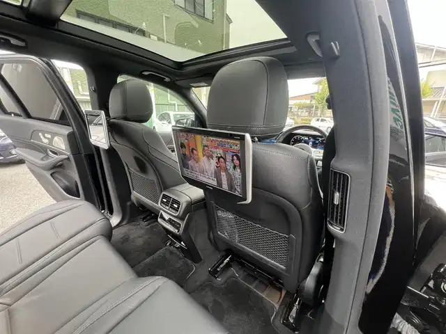 メルセデス・ベンツ Ｍ・ベンツ ＧＬＥ４００ｄ 4MATIC スポーツ 京都府 2023(令5)年 1.3万km オブシディアンブラック  キーレスゴー/ 4WD/ ディーゼルツインターボ/ パノラミックスライディングルーフ/ レーダーセーフティパッケージ/ ブルメスターサラウンドサウンドシステム/ 黒本革シート/・　前席・２列目席シートヒーター/・　前席シートベンチレーター/・　前席・２列目パワーシート/ 12.3インチコックピットディスプレイ/・　ヘッドアップディスプレイ/ 12.3インチワイドディスプレイ/・　全方位カメラ/・　車載ナビ/・　フルセグTV/BTオーディオ/ アルパイン後席ヘッドレストモニター２個/ アルパインデジタルインナーミラー型ドラレコ/  ETC2.0/ 革巻ステアリング/ パドルシフト/  パワーバックドア・フットトランクオープナー/ ルーフレール/ サイドステップ/ 純正20インチアルミ/ スペアキー/ 新車時保証/ 車両取説