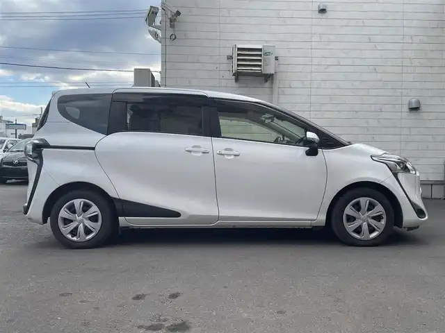 トヨタ シエンタ G 道央・札幌 2019(令1)年 4.6万km ホワイトパールクリスタルシャイン 純正SDナビ(フルセグ、FM、AM、CD、DVD、BT、SD)/両側パワースライドドア/バックカメラ/プリクラッシュセーフティー/レーンディパーチャーアラート/パーキングサポートブレーキ/コーナーセンサー(F/R)/オートマチックハイビーム/アイドリングストップ/ステアリングスイッチ/3列シート/純正ドライブレコーダー/プッシュスタート/ETC/保証書、取説有/スペアキー×1