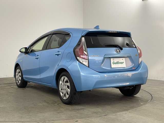 トヨタ アクア S 兵庫県 2015(平27)年 8.3万km クールソーダメタリック ・純正ナビ/Bluetooth/CD/DVD/SD/TV/・バックカメラ/・横滑り防止装置/・ステアリングスイッチ/・純正フロアマット/・防眩インナーミラー/・ビルトインETC/・前後ドライブレコーダー/・ドライブスタートコントロール/・電動格納ミラー/・ヘッドライトレベライザー/・EV MODE/・ECO MODE/・リモコンキー/・Wエアバッグ/・ACC