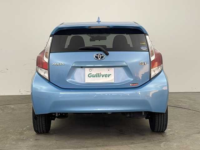 トヨタ アクア S 兵庫県 2015(平27)年 8.3万km クールソーダメタリック ・純正ナビ/Bluetooth/CD/DVD/SD/TV/・バックカメラ/・横滑り防止装置/・ステアリングスイッチ/・純正フロアマット/・防眩インナーミラー/・ビルトインETC/・前後ドライブレコーダー/・ドライブスタートコントロール/・電動格納ミラー/・ヘッドライトレベライザー/・EV MODE/・ECO MODE/・リモコンキー/・Wエアバッグ/・ACC