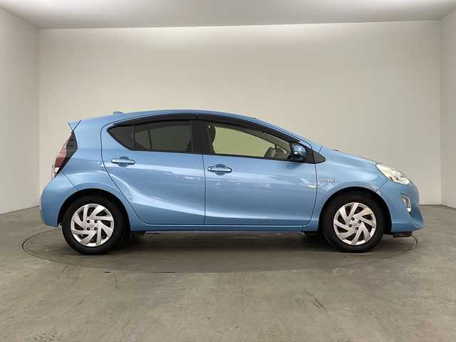 トヨタ アクア S 兵庫県 2015(平27)年 8.3万km クールソーダメタリック ・純正ナビ/Bluetooth/CD/DVD/SD/TV/・バックカメラ/・横滑り防止装置/・ステアリングスイッチ/・純正フロアマット/・防眩インナーミラー/・ビルトインETC/・前後ドライブレコーダー/・ドライブスタートコントロール/・電動格納ミラー/・ヘッドライトレベライザー/・EV MODE/・ECO MODE/・リモコンキー/・Wエアバッグ/・ACC