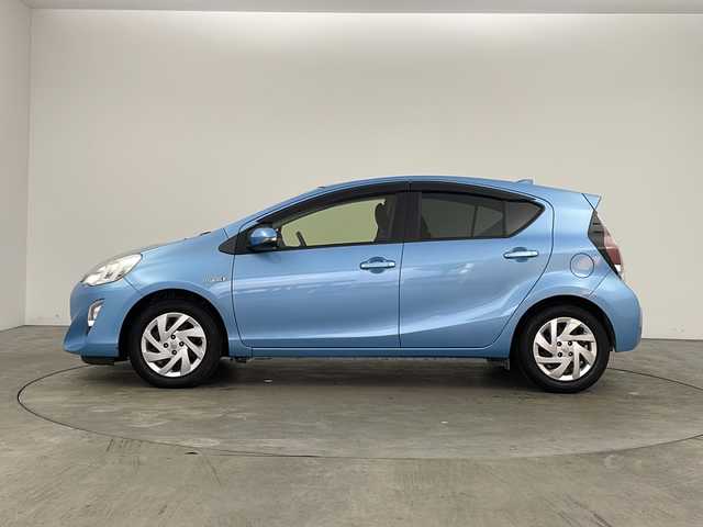 トヨタ アクア S 兵庫県 2015(平27)年 8.3万km クールソーダメタリック ・純正ナビ/Bluetooth/CD/DVD/SD/TV/・バックカメラ/・横滑り防止装置/・ステアリングスイッチ/・純正フロアマット/・防眩インナーミラー/・ビルトインETC/・前後ドライブレコーダー/・ドライブスタートコントロール/・電動格納ミラー/・ヘッドライトレベライザー/・EV MODE/・ECO MODE/・リモコンキー/・Wエアバッグ/・ACC