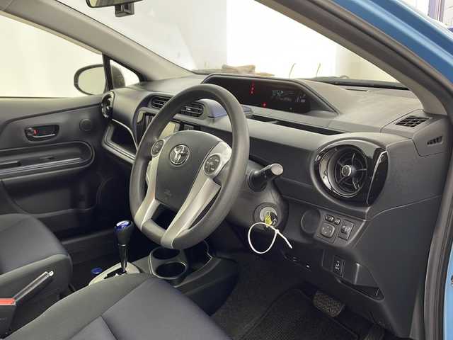 トヨタ アクア S 兵庫県 2015(平27)年 8.3万km クールソーダメタリック ・純正ナビ/Bluetooth/CD/DVD/SD/TV/・バックカメラ/・横滑り防止装置/・ステアリングスイッチ/・純正フロアマット/・防眩インナーミラー/・ビルトインETC/・前後ドライブレコーダー/・ドライブスタートコントロール/・電動格納ミラー/・ヘッドライトレベライザー/・EV MODE/・ECO MODE/・リモコンキー/・Wエアバッグ/・ACC