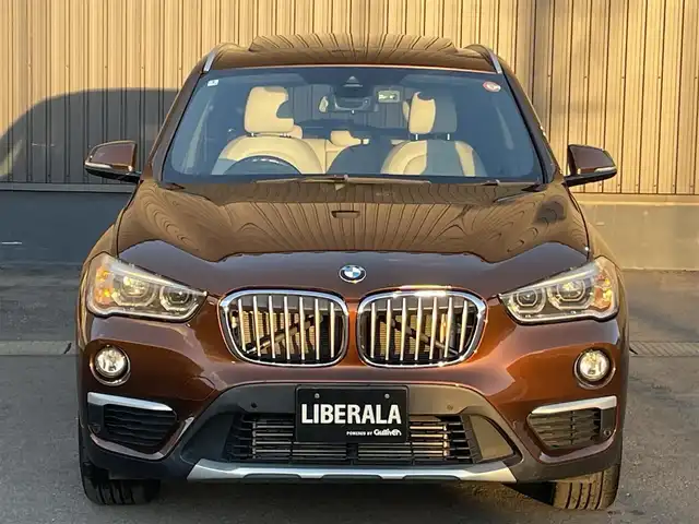ＢＭＷ Ｘ１ xDrive 20i Xライン 青森県 2016(平28)年 5.5万km グレー 純正HDDナビ/(CD/DVD/Bluetooth/AM/FM)/USB入力端子/バックカメラ/電動パノラマサンルーフ/ドライビングアシスト/・車線逸脱警報システム/・衝突回避/・衝突軽減ブレーキ/パーキングアシスト/クルーズコントロール/LEDヘッドライト/オートライト/レザーシート/シートヒーター/パークディスタンスコントロール/純正19インチAW/オートマチックデールゲート/ドライブレコーダー/ミラー一体型ETC/ルーフレール/スマートキー/スペアキー/純正フロアマット/チェスナットブロンズカラー(C29)