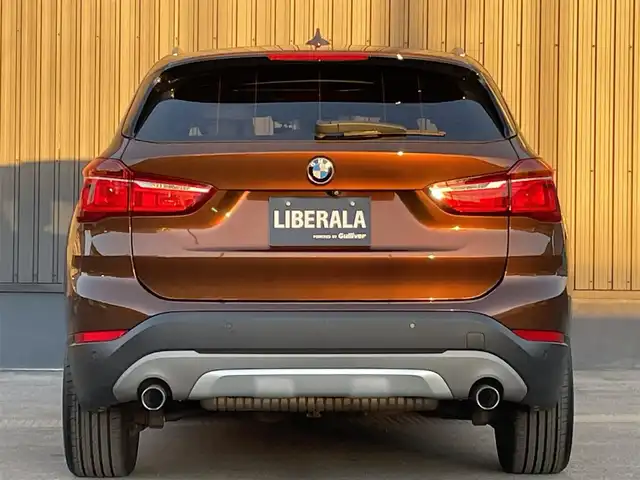 ＢＭＷ Ｘ１ xDrive 20i Xライン 青森県 2016(平28)年 5.5万km グレー 純正HDDナビ/(CD/DVD/Bluetooth/AM/FM)/USB入力端子/バックカメラ/電動パノラマサンルーフ/ドライビングアシスト/・車線逸脱警報システム/・衝突回避/・衝突軽減ブレーキ/パーキングアシスト/クルーズコントロール/LEDヘッドライト/オートライト/レザーシート/シートヒーター/パークディスタンスコントロール/純正19インチAW/オートマチックデールゲート/ドライブレコーダー/ミラー一体型ETC/ルーフレール/スマートキー/スペアキー/純正フロアマット/チェスナットブロンズカラー(C29)