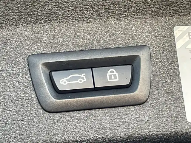 ＢＭＷ Ｘ１ xDrive 20i Xライン 青森県 2016(平28)年 5.5万km グレー 純正HDDナビ/(CD/DVD/Bluetooth/AM/FM)/USB入力端子/バックカメラ/電動パノラマサンルーフ/ドライビングアシスト/・車線逸脱警報システム/・衝突回避/・衝突軽減ブレーキ/パーキングアシスト/クルーズコントロール/LEDヘッドライト/オートライト/レザーシート/シートヒーター/パークディスタンスコントロール/純正19インチAW/オートマチックデールゲート/ドライブレコーダー/ミラー一体型ETC/ルーフレール/スマートキー/スペアキー/純正フロアマット/チェスナットブロンズカラー(C29)