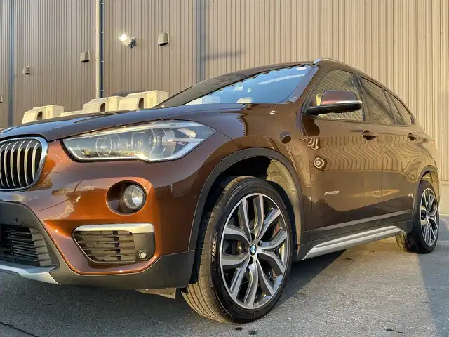 ＢＭＷ Ｘ１ xDrive 20i Xライン 青森県 2016(平28)年 5.5万km グレー 純正HDDナビ/(CD/DVD/Bluetooth/AM/FM)/USB入力端子/バックカメラ/電動パノラマサンルーフ/ドライビングアシスト/・車線逸脱警報システム/・衝突回避/・衝突軽減ブレーキ/パーキングアシスト/クルーズコントロール/LEDヘッドライト/オートライト/レザーシート/シートヒーター/パークディスタンスコントロール/純正19インチAW/オートマチックデールゲート/ドライブレコーダー/ミラー一体型ETC/ルーフレール/スマートキー/スペアキー/純正フロアマット/チェスナットブロンズカラー(C29)