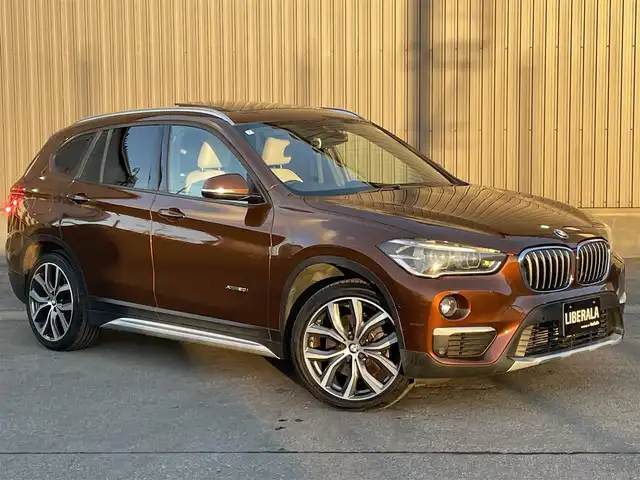 ＢＭＷ Ｘ１ xDrive 20i Xライン 青森県 2016(平28)年 5.5万km グレー 純正HDDナビ/(CD/DVD/Bluetooth/AM/FM)/USB入力端子/バックカメラ/電動パノラマサンルーフ/ドライビングアシスト/・車線逸脱警報システム/・衝突回避/・衝突軽減ブレーキ/パーキングアシスト/クルーズコントロール/LEDヘッドライト/オートライト/レザーシート/シートヒーター/パークディスタンスコントロール/純正19インチAW/オートマチックデールゲート/ドライブレコーダー/ミラー一体型ETC/ルーフレール/スマートキー/スペアキー/純正フロアマット/チェスナットブロンズカラー(C29)