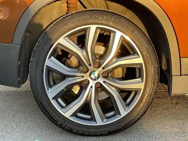 ＢＭＷ Ｘ１ xDrive 20i Xライン 青森県 2016(平28)年 5.5万km グレー 純正HDDナビ/(CD/DVD/Bluetooth/AM/FM)/USB入力端子/バックカメラ/電動パノラマサンルーフ/ドライビングアシスト/・車線逸脱警報システム/・衝突回避/・衝突軽減ブレーキ/パーキングアシスト/クルーズコントロール/LEDヘッドライト/オートライト/レザーシート/シートヒーター/パークディスタンスコントロール/純正19インチAW/オートマチックデールゲート/ドライブレコーダー/ミラー一体型ETC/ルーフレール/スマートキー/スペアキー/純正フロアマット/チェスナットブロンズカラー(C29)