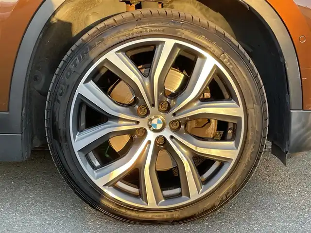 ＢＭＷ Ｘ１ xDrive 20i Xライン 青森県 2016(平28)年 5.5万km グレー 純正HDDナビ/(CD/DVD/Bluetooth/AM/FM)/USB入力端子/バックカメラ/電動パノラマサンルーフ/ドライビングアシスト/・車線逸脱警報システム/・衝突回避/・衝突軽減ブレーキ/パーキングアシスト/クルーズコントロール/LEDヘッドライト/オートライト/レザーシート/シートヒーター/パークディスタンスコントロール/純正19インチAW/オートマチックデールゲート/ドライブレコーダー/ミラー一体型ETC/ルーフレール/スマートキー/スペアキー/純正フロアマット/チェスナットブロンズカラー(C29)