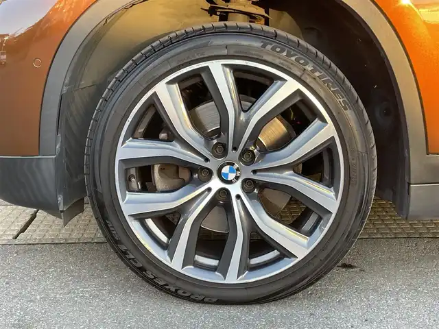 ＢＭＷ Ｘ１ xDrive 20i Xライン 青森県 2016(平28)年 5.5万km グレー 純正HDDナビ/(CD/DVD/Bluetooth/AM/FM)/USB入力端子/バックカメラ/電動パノラマサンルーフ/ドライビングアシスト/・車線逸脱警報システム/・衝突回避/・衝突軽減ブレーキ/パーキングアシスト/クルーズコントロール/LEDヘッドライト/オートライト/レザーシート/シートヒーター/パークディスタンスコントロール/純正19インチAW/オートマチックデールゲート/ドライブレコーダー/ミラー一体型ETC/ルーフレール/スマートキー/スペアキー/純正フロアマット/チェスナットブロンズカラー(C29)