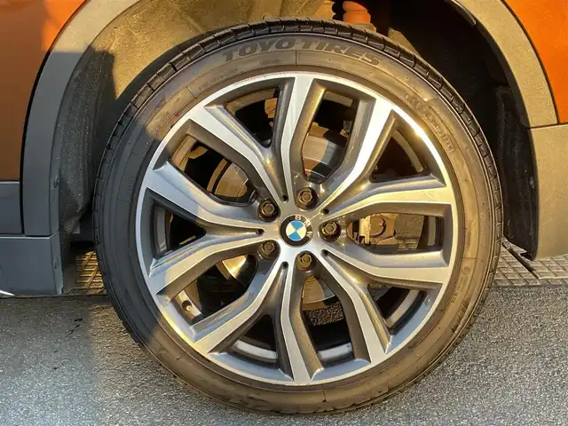 ＢＭＷ Ｘ１ xDrive 20i Xライン 青森県 2016(平28)年 5.5万km グレー 純正HDDナビ/(CD/DVD/Bluetooth/AM/FM)/USB入力端子/バックカメラ/電動パノラマサンルーフ/ドライビングアシスト/・車線逸脱警報システム/・衝突回避/・衝突軽減ブレーキ/パーキングアシスト/クルーズコントロール/LEDヘッドライト/オートライト/レザーシート/シートヒーター/パークディスタンスコントロール/純正19インチAW/オートマチックデールゲート/ドライブレコーダー/ミラー一体型ETC/ルーフレール/スマートキー/スペアキー/純正フロアマット/チェスナットブロンズカラー(C29)