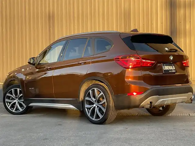 ＢＭＷ Ｘ１ xDrive 20i Xライン 青森県 2016(平28)年 5.5万km グレー 純正HDDナビ/(CD/DVD/Bluetooth/AM/FM)/USB入力端子/バックカメラ/電動パノラマサンルーフ/ドライビングアシスト/・車線逸脱警報システム/・衝突回避/・衝突軽減ブレーキ/パーキングアシスト/クルーズコントロール/LEDヘッドライト/オートライト/レザーシート/シートヒーター/パークディスタンスコントロール/純正19インチAW/オートマチックデールゲート/ドライブレコーダー/ミラー一体型ETC/ルーフレール/スマートキー/スペアキー/純正フロアマット/チェスナットブロンズカラー(C29)