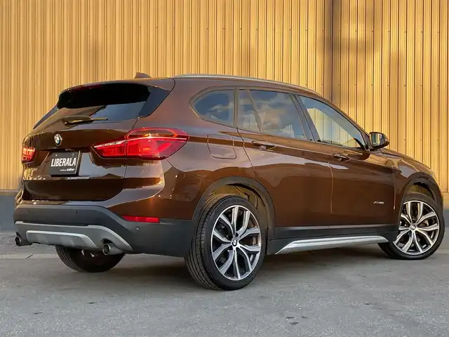 ＢＭＷ Ｘ１ xDrive 20i Xライン 青森県 2016(平28)年 5.5万km グレー 純正HDDナビ/(CD/DVD/Bluetooth/AM/FM)/USB入力端子/バックカメラ/電動パノラマサンルーフ/ドライビングアシスト/・車線逸脱警報システム/・衝突回避/・衝突軽減ブレーキ/パーキングアシスト/クルーズコントロール/LEDヘッドライト/オートライト/レザーシート/シートヒーター/パークディスタンスコントロール/純正19インチAW/オートマチックデールゲート/ドライブレコーダー/ミラー一体型ETC/ルーフレール/スマートキー/スペアキー/純正フロアマット/チェスナットブロンズカラー(C29)