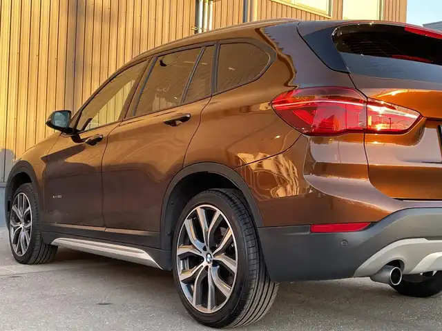 ＢＭＷ Ｘ１ xDrive 20i Xライン 青森県 2016(平28)年 5.5万km グレー 純正HDDナビ/(CD/DVD/Bluetooth/AM/FM)/USB入力端子/バックカメラ/電動パノラマサンルーフ/ドライビングアシスト/・車線逸脱警報システム/・衝突回避/・衝突軽減ブレーキ/パーキングアシスト/クルーズコントロール/LEDヘッドライト/オートライト/レザーシート/シートヒーター/パークディスタンスコントロール/純正19インチAW/オートマチックデールゲート/ドライブレコーダー/ミラー一体型ETC/ルーフレール/スマートキー/スペアキー/純正フロアマット/チェスナットブロンズカラー(C29)