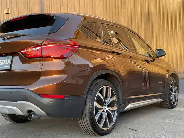 ＢＭＷ Ｘ１ xDrive 20i Xライン 青森県 2016(平28)年 5.5万km グレー 純正HDDナビ/(CD/DVD/Bluetooth/AM/FM)/USB入力端子/バックカメラ/電動パノラマサンルーフ/ドライビングアシスト/・車線逸脱警報システム/・衝突回避/・衝突軽減ブレーキ/パーキングアシスト/クルーズコントロール/LEDヘッドライト/オートライト/レザーシート/シートヒーター/パークディスタンスコントロール/純正19インチAW/オートマチックデールゲート/ドライブレコーダー/ミラー一体型ETC/ルーフレール/スマートキー/スペアキー/純正フロアマット/チェスナットブロンズカラー(C29)