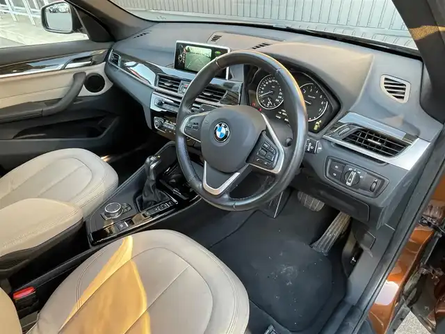 ＢＭＷ Ｘ１ xDrive 20i Xライン 青森県 2016(平28)年 5.5万km 茶 純正HDDナビ/(CD/DVD/Bluetooth/AM/FM)/USB入力端子/バックカメラ/電動パノラマサンルーフ/ドライビングアシスト/・車線逸脱警報システム/・衝突回避/・衝突軽減ブレーキ/パーキングアシスト/クルーズコントロール/LEDヘッドライト/オートライト/レザーシート/シートヒーター/パークディスタンスコントロール/純正19インチAW/オートマチックデールゲート/ドライブレコーダー/ミラー一体型ETC/ルーフレール/スマートキー/スペアキー/純正フロアマット/チェスナットブロンズカラー(C29)