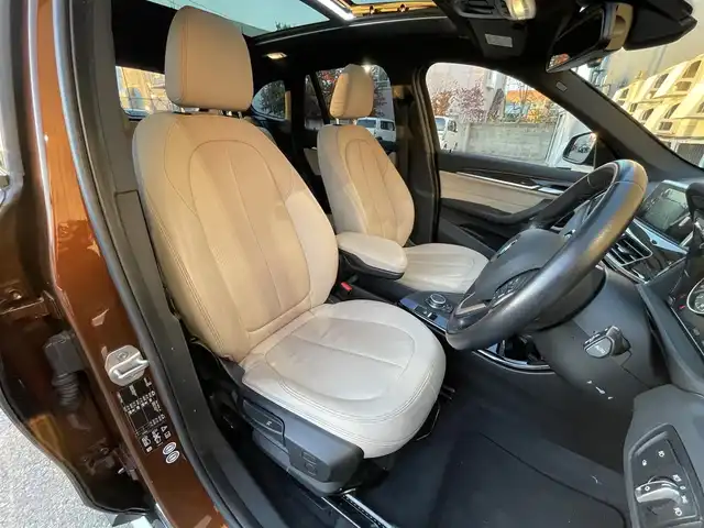 ＢＭＷ Ｘ１ xDrive 20i Xライン 青森県 2016(平28)年 5.5万km 茶 純正HDDナビ/(CD/DVD/Bluetooth/AM/FM)/USB入力端子/バックカメラ/電動パノラマサンルーフ/ドライビングアシスト/・車線逸脱警報システム/・衝突回避/・衝突軽減ブレーキ/パーキングアシスト/クルーズコントロール/LEDヘッドライト/オートライト/レザーシート/シートヒーター/パークディスタンスコントロール/純正19インチAW/オートマチックデールゲート/ドライブレコーダー/ミラー一体型ETC/ルーフレール/スマートキー/スペアキー/純正フロアマット/チェスナットブロンズカラー(C29)