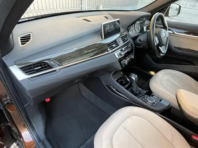 ＢＭＷ Ｘ１ xDrive 20i Xライン 青森県 2016(平28)年 5.5万km 茶 純正HDDナビ/(CD/DVD/Bluetooth/AM/FM)/USB入力端子/バックカメラ/電動パノラマサンルーフ/ドライビングアシスト/・車線逸脱警報システム/・衝突回避/・衝突軽減ブレーキ/パーキングアシスト/クルーズコントロール/LEDヘッドライト/オートライト/レザーシート/シートヒーター/パークディスタンスコントロール/純正19インチAW/オートマチックデールゲート/ドライブレコーダー/ミラー一体型ETC/ルーフレール/スマートキー/スペアキー/純正フロアマット/チェスナットブロンズカラー(C29)