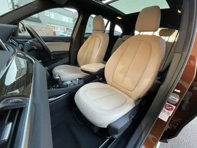 ＢＭＷ Ｘ１ xDrive 20i Xライン 青森県 2016(平28)年 5.5万km 茶 純正HDDナビ/(CD/DVD/Bluetooth/AM/FM)/USB入力端子/バックカメラ/電動パノラマサンルーフ/ドライビングアシスト/・車線逸脱警報システム/・衝突回避/・衝突軽減ブレーキ/パーキングアシスト/クルーズコントロール/LEDヘッドライト/オートライト/レザーシート/シートヒーター/パークディスタンスコントロール/純正19インチAW/オートマチックデールゲート/ドライブレコーダー/ミラー一体型ETC/ルーフレール/スマートキー/スペアキー/純正フロアマット/チェスナットブロンズカラー(C29)
