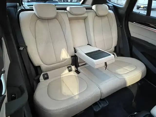 ＢＭＷ Ｘ１ xDrive 20i Xライン 青森県 2016(平28)年 5.5万km 茶 純正HDDナビ/(CD/DVD/Bluetooth/AM/FM)/USB入力端子/バックカメラ/電動パノラマサンルーフ/ドライビングアシスト/・車線逸脱警報システム/・衝突回避/・衝突軽減ブレーキ/パーキングアシスト/クルーズコントロール/LEDヘッドライト/オートライト/レザーシート/シートヒーター/パークディスタンスコントロール/純正19インチAW/オートマチックデールゲート/ドライブレコーダー/ミラー一体型ETC/ルーフレール/スマートキー/スペアキー/純正フロアマット/チェスナットブロンズカラー(C29)