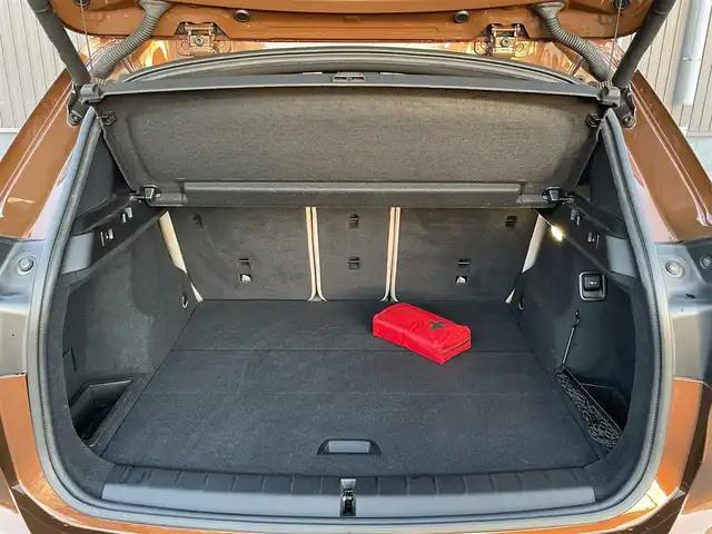 ＢＭＷ Ｘ１ xDrive 20i Xライン 青森県 2016(平28)年 5.5万km 茶 純正HDDナビ/(CD/DVD/Bluetooth/AM/FM)/USB入力端子/バックカメラ/電動パノラマサンルーフ/ドライビングアシスト/・車線逸脱警報システム/・衝突回避/・衝突軽減ブレーキ/パーキングアシスト/クルーズコントロール/LEDヘッドライト/オートライト/レザーシート/シートヒーター/パークディスタンスコントロール/純正19インチAW/オートマチックデールゲート/ドライブレコーダー/ミラー一体型ETC/ルーフレール/スマートキー/スペアキー/純正フロアマット/チェスナットブロンズカラー(C29)