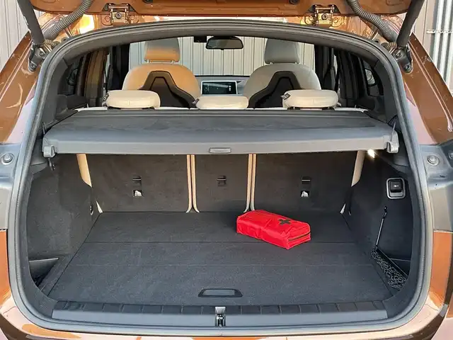 ＢＭＷ Ｘ１ xDrive 20i Xライン 青森県 2016(平28)年 5.5万km 茶 純正HDDナビ/(CD/DVD/Bluetooth/AM/FM)/USB入力端子/バックカメラ/電動パノラマサンルーフ/ドライビングアシスト/・車線逸脱警報システム/・衝突回避/・衝突軽減ブレーキ/パーキングアシスト/クルーズコントロール/LEDヘッドライト/オートライト/レザーシート/シートヒーター/パークディスタンスコントロール/純正19インチAW/オートマチックデールゲート/ドライブレコーダー/ミラー一体型ETC/ルーフレール/スマートキー/スペアキー/純正フロアマット/チェスナットブロンズカラー(C29)