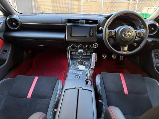 トヨタ ＧＲ８６ RZ 福岡県 2024(令6)年 0.7万km クリスタルホワイトパール 純正ナビ/Bluetooth/TV(フルセグ）/AM/FM/USB/iPod/SD/DISC/ハンズフリー/クルーズコントロール/オートライト/電動格納ミラー/横すべり/プリクラッシュ/レーン逸脱警報システム/シートヒーター（D/N)/レーンキープアシスト/プッシュスタート