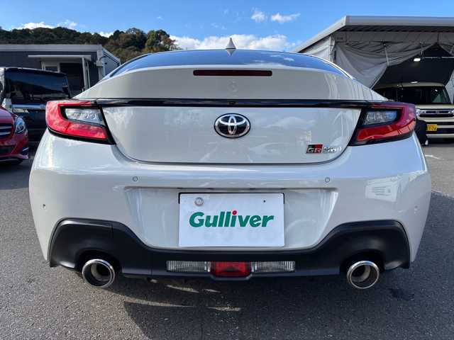 トヨタ ＧＲ８６ RZ 福岡県 2024(令6)年 0.7万km クリスタルホワイトパール 純正ナビ/Bluetooth/TV(フルセグ）/AM/FM/USB/iPod/SD/DISC/ハンズフリー/クルーズコントロール/オートライト/電動格納ミラー/横すべり/プリクラッシュ/レーン逸脱警報システム/シートヒーター（D/N)/レーンキープアシスト/プッシュスタート