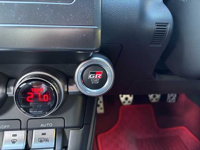トヨタ ＧＲ８６ RZ 福岡県 2024(令6)年 0.7万km クリスタルホワイトパール 純正ナビ/Bluetooth/TV(フルセグ）/AM/FM/USB/iPod/SD/DISC/ハンズフリー/クルーズコントロール/オートライト/電動格納ミラー/横すべり/プリクラッシュ/レーン逸脱警報システム/シートヒーター（D/N)/レーンキープアシスト/プッシュスタート