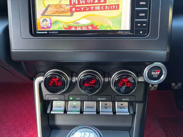 トヨタ ＧＲ８６ RZ 福岡県 2024(令6)年 0.7万km クリスタルホワイトパール 純正ナビ/Bluetooth/TV(フルセグ）/AM/FM/USB/iPod/SD/DISC/ハンズフリー/クルーズコントロール/オートライト/電動格納ミラー/横すべり/プリクラッシュ/レーン逸脱警報システム/シートヒーター（D/N)/レーンキープアシスト/プッシュスタート