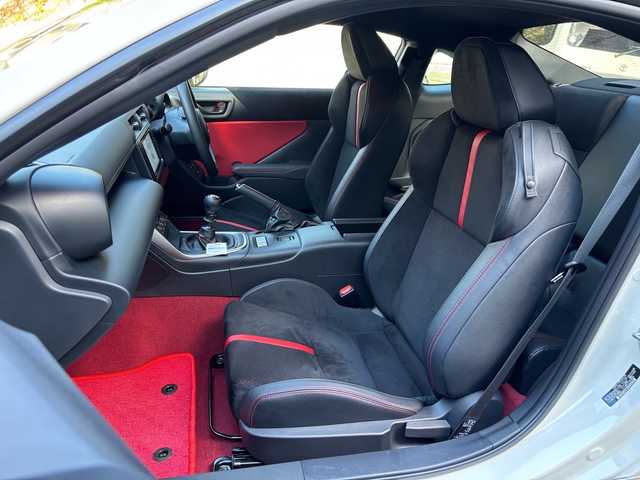 トヨタ ＧＲ８６ RZ 福岡県 2024(令6)年 0.7万km クリスタルホワイトパール 純正ナビ/Bluetooth/TV(フルセグ）/AM/FM/USB/iPod/SD/DISC/ハンズフリー/クルーズコントロール/オートライト/電動格納ミラー/横すべり/プリクラッシュ/レーン逸脱警報システム/シートヒーター（D/N)/レーンキープアシスト/プッシュスタート