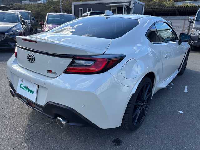 トヨタ ＧＲ８６ RZ 福岡県 2024(令6)年 0.7万km クリスタルホワイトパール 純正ナビ/Bluetooth/TV(フルセグ）/AM/FM/USB/iPod/SD/DISC/ハンズフリー/クルーズコントロール/オートライト/電動格納ミラー/横すべり/プリクラッシュ/レーン逸脱警報システム/シートヒーター（D/N)/レーンキープアシスト/プッシュスタート