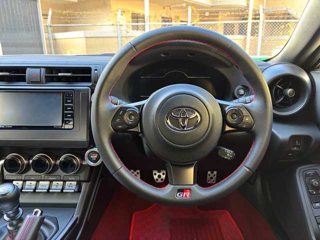 トヨタ ＧＲ８６ RZ 福岡県 2024(令6)年 0.7万km クリスタルホワイトパール 純正ナビ/Bluetooth/TV(フルセグ）/AM/FM/USB/iPod/SD/DISC/ハンズフリー/クルーズコントロール/オートライト/電動格納ミラー/横すべり/プリクラッシュ/レーン逸脱警報システム/シートヒーター（D/N)/レーンキープアシスト/プッシュスタート