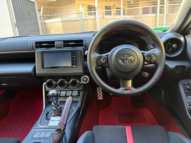 トヨタ ＧＲ８６ RZ 福岡県 2024(令6)年 0.7万km クリスタルホワイトパール 純正ナビ/Bluetooth/TV(フルセグ）/AM/FM/USB/iPod/SD/DISC/ハンズフリー/クルーズコントロール/オートライト/電動格納ミラー/横すべり/プリクラッシュ/レーン逸脱警報システム/シートヒーター（D/N)/レーンキープアシスト/プッシュスタート