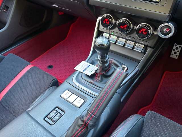 トヨタ ＧＲ８６ RZ 福岡県 2024(令6)年 0.7万km クリスタルホワイトパール 純正ナビ/Bluetooth/TV(フルセグ）/AM/FM/USB/iPod/SD/DISC/ハンズフリー/クルーズコントロール/オートライト/電動格納ミラー/横すべり/プリクラッシュ/レーン逸脱警報システム/シートヒーター（D/N)/レーンキープアシスト/プッシュスタート