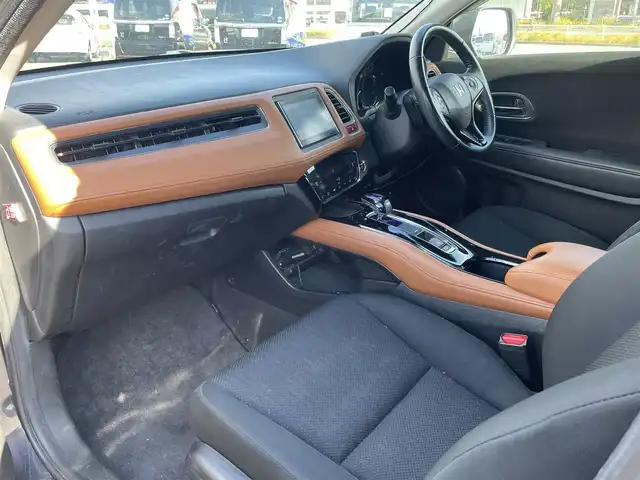 ホンダ ヴェゼル ハイブリッド X 長崎県 2014(平26)年 12.5万km ルーセブラックM (株)IDOMが運営する【じしゃロン長崎店】の自社ローン対象車両になります。こちらは現金ご利用時の価格です。自社ローンご希望の方は別途その旨お申付け下さい。/・プッシュスタート/・純正ナビ/・フルセグテレビ/・ブルートゥース/・バックカメラ/・ドライブレコーダー/・シートヒーター/・パドルシフト/・クルーズコントロール/・純正アルミホイル/・ETC/・ドアバイザー