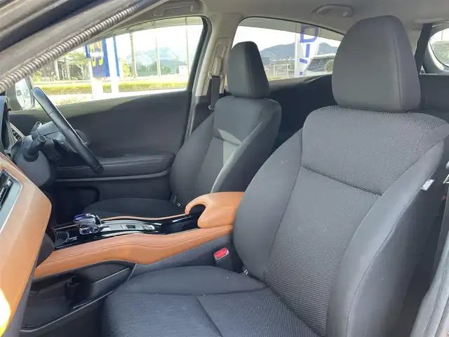 ホンダ ヴェゼル ハイブリッド X 長崎県 2014(平26)年 12.5万km ルーセブラックM (株)IDOMが運営する【じしゃロン長崎店】の自社ローン対象車両になります。こちらは現金ご利用時の価格です。自社ローンご希望の方は別途その旨お申付け下さい。/・プッシュスタート/・純正ナビ/・フルセグテレビ/・ブルートゥース/・バックカメラ/・ドライブレコーダー/・シートヒーター/・パドルシフト/・クルーズコントロール/・純正アルミホイル/・ETC/・ドアバイザー