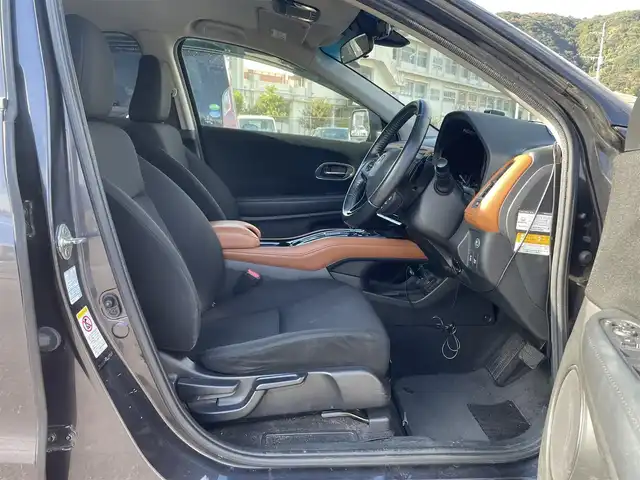 ホンダ ヴェゼル ハイブリッド X 長崎県 2014(平26)年 12.5万km ルーセブラックM (株)IDOMが運営する【じしゃロン長崎店】の自社ローン対象車両になります。こちらは現金ご利用時の価格です。自社ローンご希望の方は別途その旨お申付け下さい。/・プッシュスタート/・純正ナビ/・フルセグテレビ/・ブルートゥース/・バックカメラ/・ドライブレコーダー/・シートヒーター/・パドルシフト/・クルーズコントロール/・純正アルミホイル/・ETC/・ドアバイザー