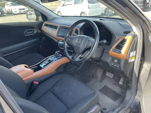 ホンダ ヴェゼル ハイブリッド X 長崎県 2014(平26)年 12.5万km ルーセブラックM (株)IDOMが運営する【じしゃロン長崎店】の自社ローン対象車両になります。こちらは現金ご利用時の価格です。自社ローンご希望の方は別途その旨お申付け下さい。/・プッシュスタート/・純正ナビ/・フルセグテレビ/・ブルートゥース/・バックカメラ/・ドライブレコーダー/・シートヒーター/・パドルシフト/・クルーズコントロール/・純正アルミホイル/・ETC/・ドアバイザー