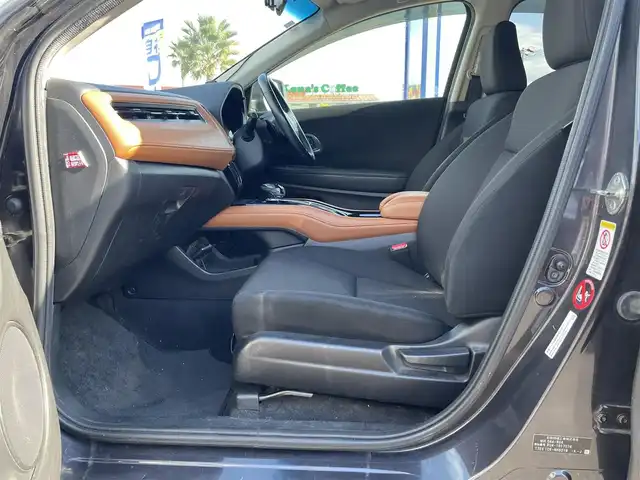 ホンダ ヴェゼル ハイブリッド X 長崎県 2014(平26)年 12.5万km ルーセブラックM (株)IDOMが運営する【じしゃロン長崎店】の自社ローン対象車両になります。こちらは現金ご利用時の価格です。自社ローンご希望の方は別途その旨お申付け下さい。/・プッシュスタート/・純正ナビ/・フルセグテレビ/・ブルートゥース/・バックカメラ/・ドライブレコーダー/・シートヒーター/・パドルシフト/・クルーズコントロール/・純正アルミホイル/・ETC/・ドアバイザー