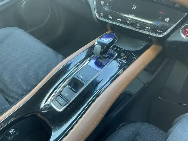 ホンダ ヴェゼル ハイブリッド X 長崎県 2014(平26)年 12.5万km ルーセブラックM (株)IDOMが運営する【じしゃロン長崎店】の自社ローン対象車両になります。こちらは現金ご利用時の価格です。自社ローンご希望の方は別途その旨お申付け下さい。/・プッシュスタート/・純正ナビ/・フルセグテレビ/・ブルートゥース/・バックカメラ/・ドライブレコーダー/・シートヒーター/・パドルシフト/・クルーズコントロール/・純正アルミホイル/・ETC/・ドアバイザー