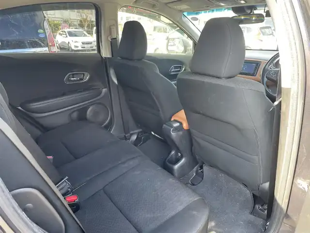 ホンダ ヴェゼル ハイブリッド X 長崎県 2014(平26)年 12.5万km ルーセブラックM (株)IDOMが運営する【じしゃロン長崎店】の自社ローン対象車両になります。こちらは現金ご利用時の価格です。自社ローンご希望の方は別途その旨お申付け下さい。/・プッシュスタート/・純正ナビ/・フルセグテレビ/・ブルートゥース/・バックカメラ/・ドライブレコーダー/・シートヒーター/・パドルシフト/・クルーズコントロール/・純正アルミホイル/・ETC/・ドアバイザー