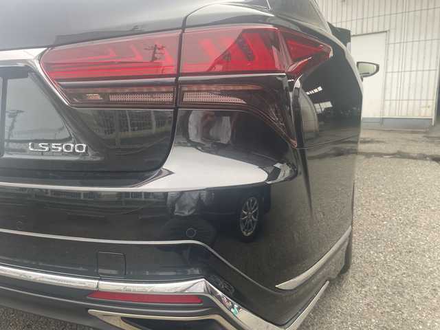 レクサス ＬＳ 500 バージョンL 神奈川県 2022(令4)年 3.2万km グラファイトブラックガラスフレーク １２．３インチ純正メモリーナビ/フルセグＴＶ/Bluetooth/CD/DVD再生機能/AUX/本革シート/パワーシート/Mark Levinson/シートヒーター/エアシート/オットマン/レクサスセーフティシステム/クルコン追従有/レーンキープアシスト/ＢＳＭ/ＨＵＤ/アラウンドビューモニター/禁煙/ドライブレコーダー/３眼ＬＥＤヘッドライト/オートライト/オートマチックハイビーム/デジタルインナーミラー/電動格納ウィンカーミラー/電動サンシェード/電動リアゲート/ナノイー/純正AW20インチ/Wサイドエアバッグ/ワンオーナー