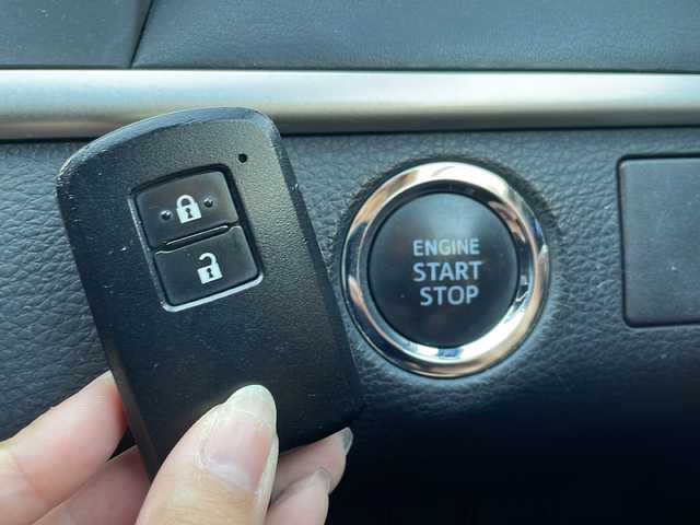 トヨタ ハリアー エレガンス 福岡県 2015(平27)年 15.3万km ブラック ＡＬＰＩＮＥ製ナビ【ＥＸ９－ＨＡ】/　Ｂｌｕｅｔｏｏｔｈ／フルセグＴＶ／ＣＤ／ＤＶＤ／ラジオ　/運転席パワーシート　/ハーフレザーシート　/バックカメラ　/ＭＴモード付ＡＴ車　/カーテンエアバッグ/ロクサーニ製20インチアルミホイール/スマートキー/プッシュスタート/フロアマット/横滑り防止装置/オートライト/保証書/取扱説明書